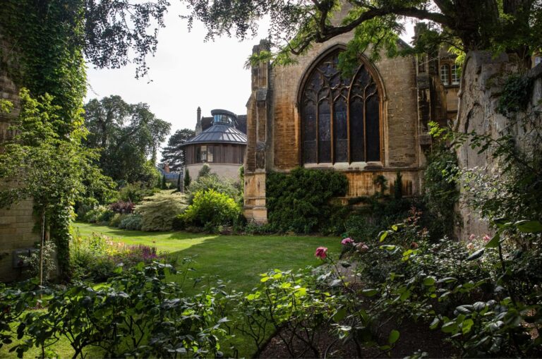 oxford-academia-green-grounds