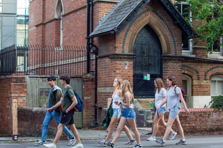 oxford-academia-students-walking