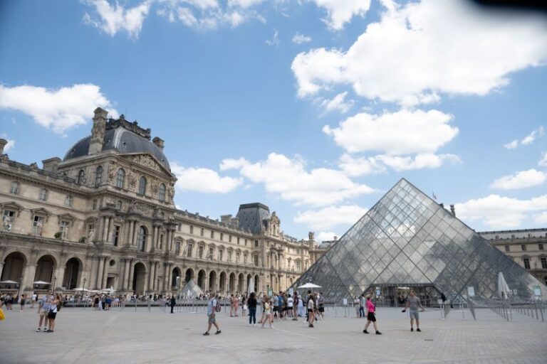 louvre-pyramid-paris-academia