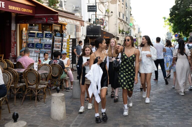 paris-academia-student-group-walking