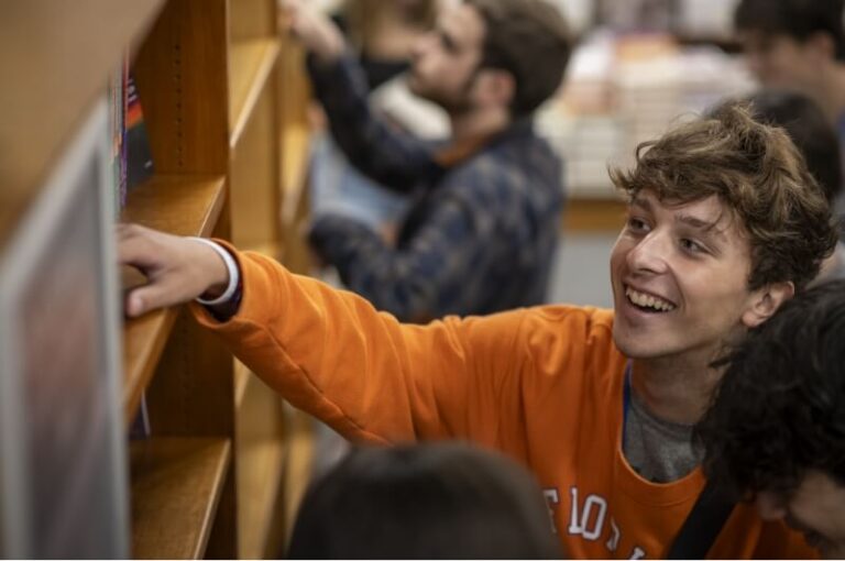 students-choosing-books