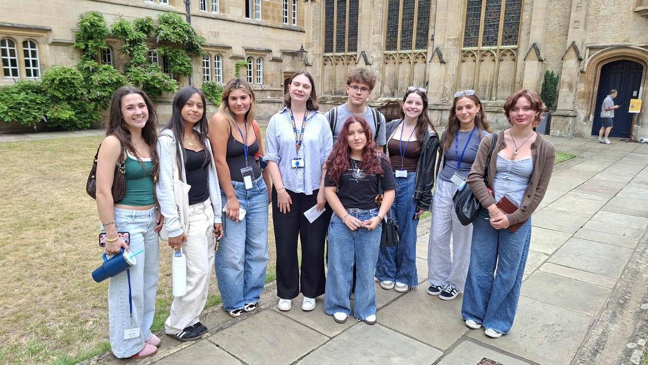 Students pose for group photo in front on Oxford campus