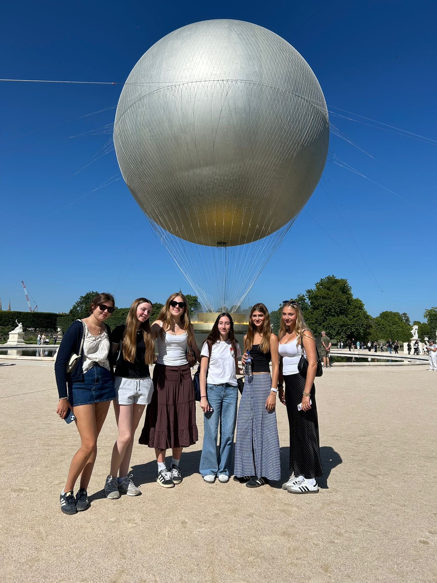 Group of students photo for a photo in front of silver balloon