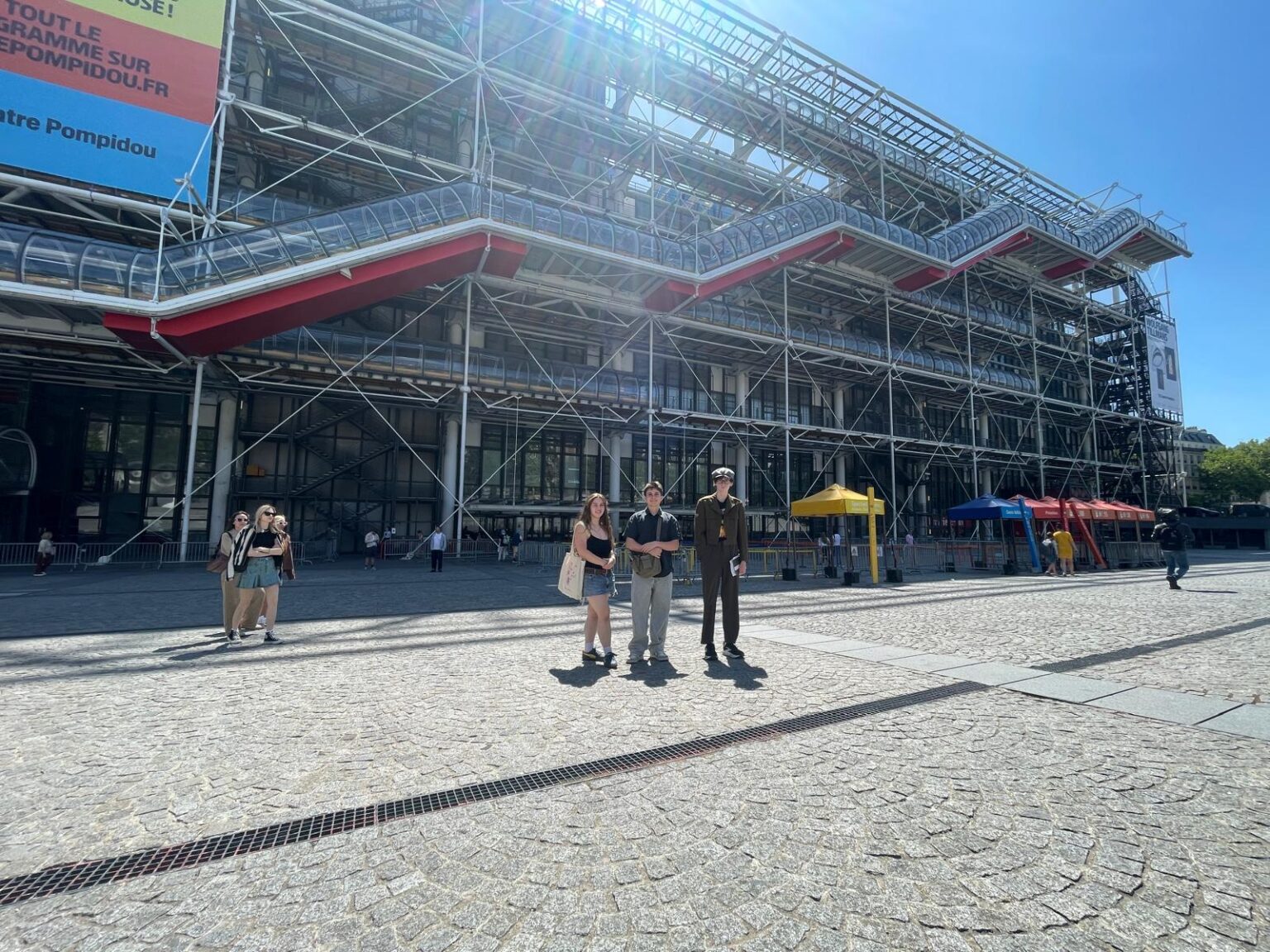 Three student stand in front of the Centre Georges Pompidou