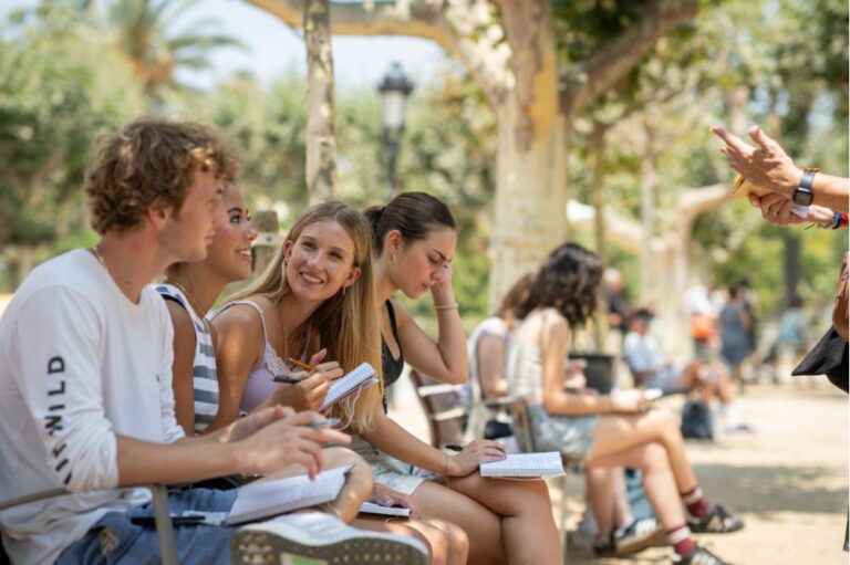oa-barcelona-business-students-park-bench-lanigan